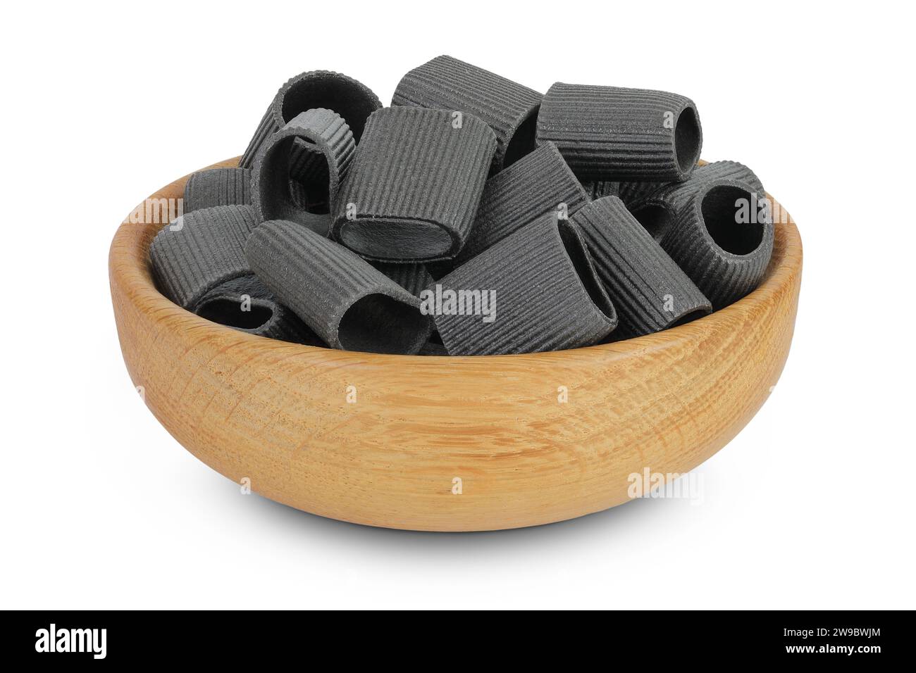 Pâtes noires à l'encre de seiche dans un bol en bois isolé sur fond blanc Banque D'Images
