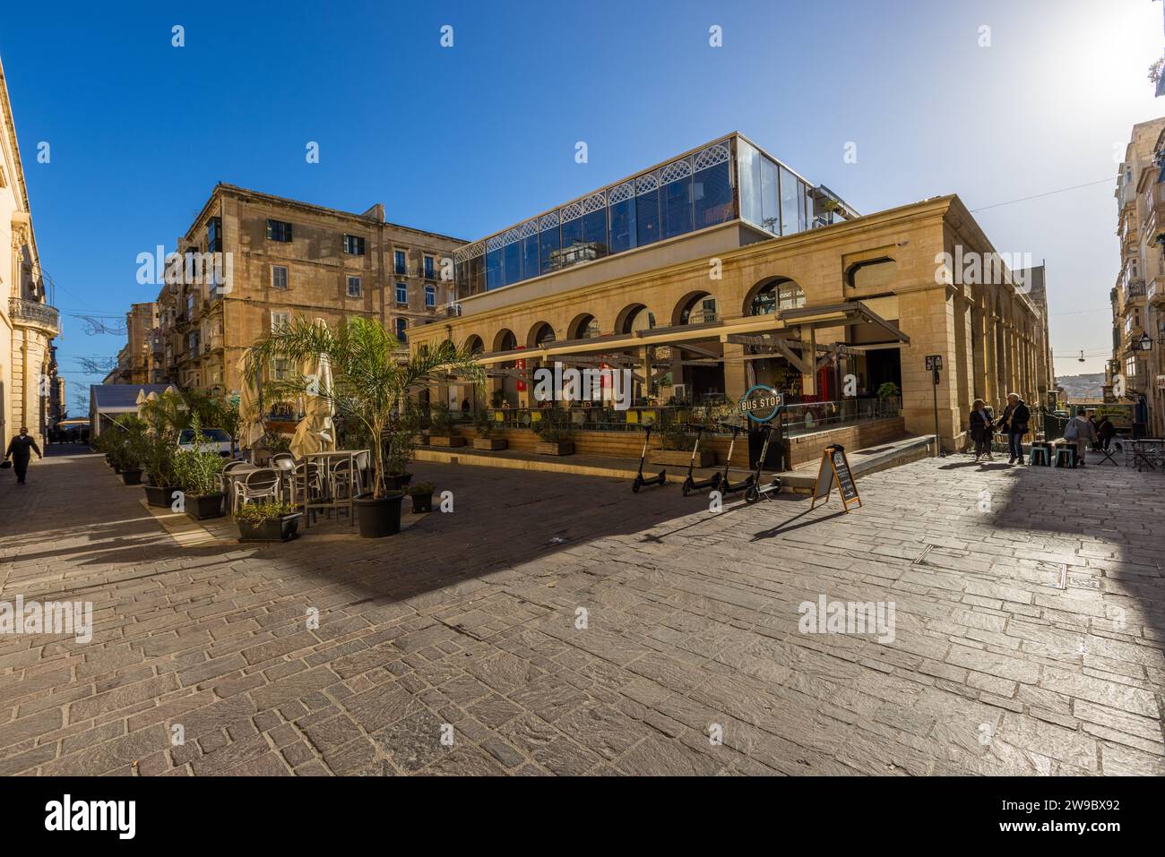 La halle marchande Is-Suq tal-Belt se trouve dans la Republic Street à La Valette, Malte. Construite entre 1859 et 1861 selon les plans d’Hector Zimelli, c’était le premier bâtiment à Malte construit principalement en fer préfabriqué, abritant à l’origine 153 étals de marché. Après des décennies de déclin, elle a rouvert en 2018 restaurée en tant que hall de restauration. Banque D'Images