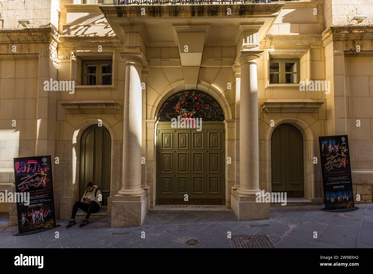 L’entrée du Teatru Manoel se trouve dans Old Theatre Street à La Valette, Malte. Le Grand Maître António Manoel de Vilhena fit construire le théâtre en 1731/32 ; il est réputé être le troisième théâtre encore en activité le plus ancien d’Europe et le plus ancien encore en exploitation du Commonwealth. Des affiches à l’entrée annoncent la production "Żeppi tal-Flagg". Banque D'Images