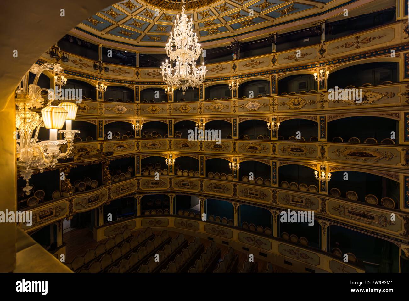 Le plafond en dôme peint du Teatru Manoel à La Valette, à Malte, présente un motif d'étoiles dorées, avec un lustre en cristal en dessous. Le Grand Maître António Manoel de Vilhena a fait construire le théâtre en 1731/32 ; il est considéré comme le troisième plus ancien théâtre encore en activité d'Europe. Banque D'Images