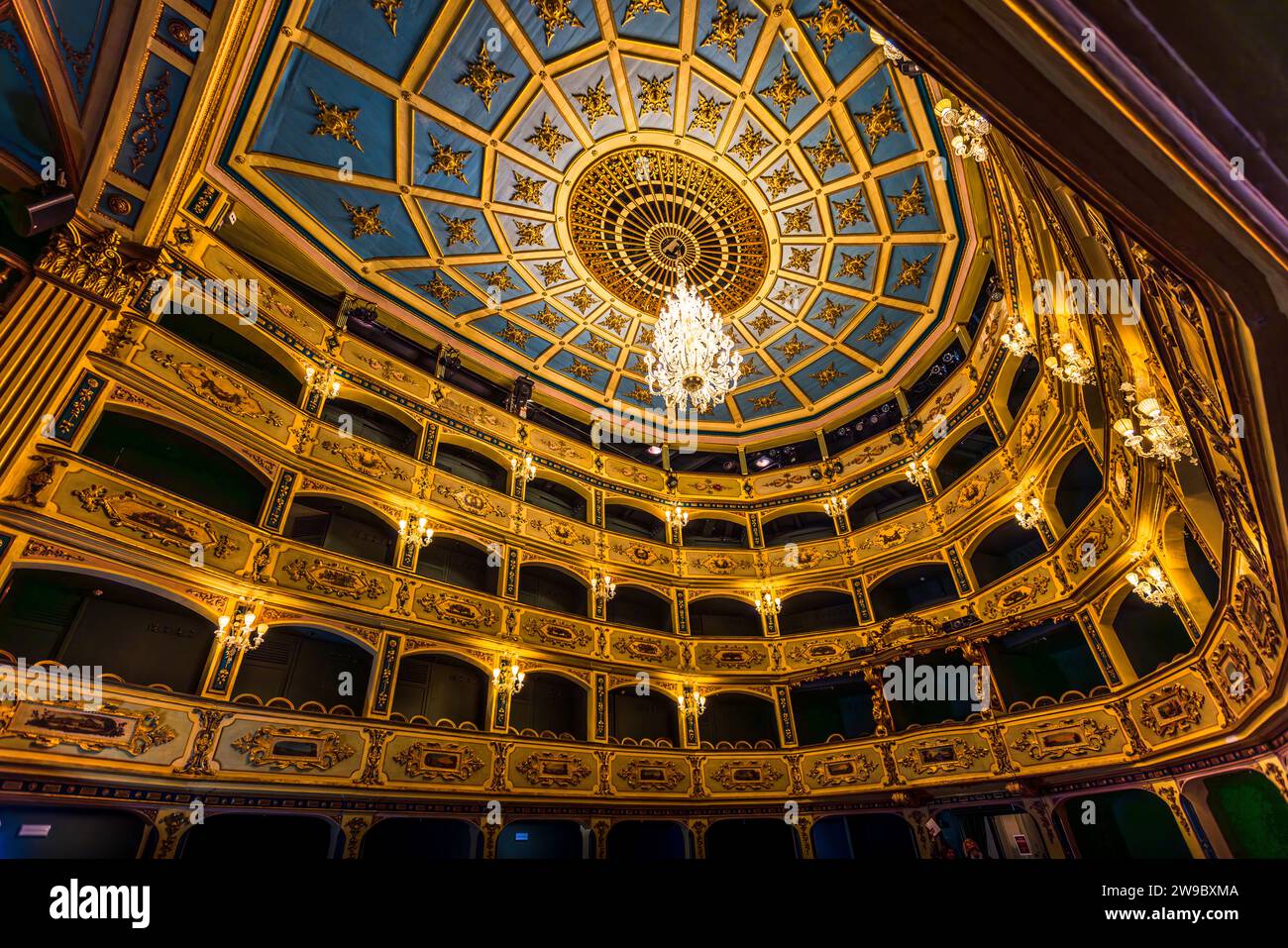 Les gradins des loges et le plafond à coupole peint du Teatru Manoel à La Valette, Malte, sont éclairés par un lustre en cristal. Le grand maître António Manoel de Vilhena fit construire le théâtre en 1731/32 ; il est considéré comme le troisième plus ancien théâtre encore en activité d'Europe. Banque D'Images