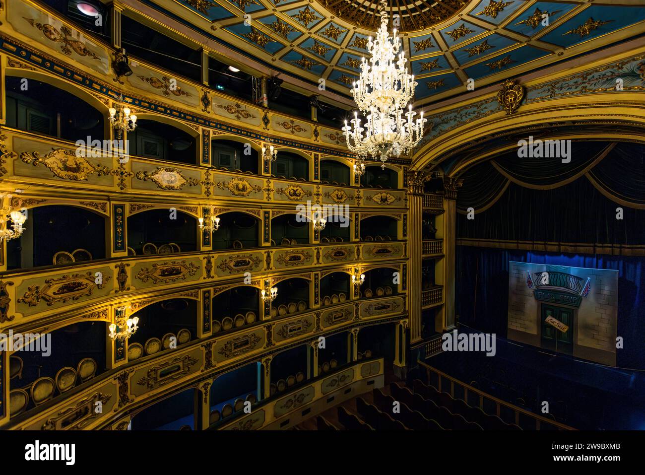 Vue depuis une loge vers la scène du Teatru Manoel à La Valette, Malte. Le Grand Maître António Manoel de Vilhena a fait construire le théâtre en 1731/32 ; il est réputé être le troisième plus ancien théâtre encore en activité d'Europe. Banque D'Images
