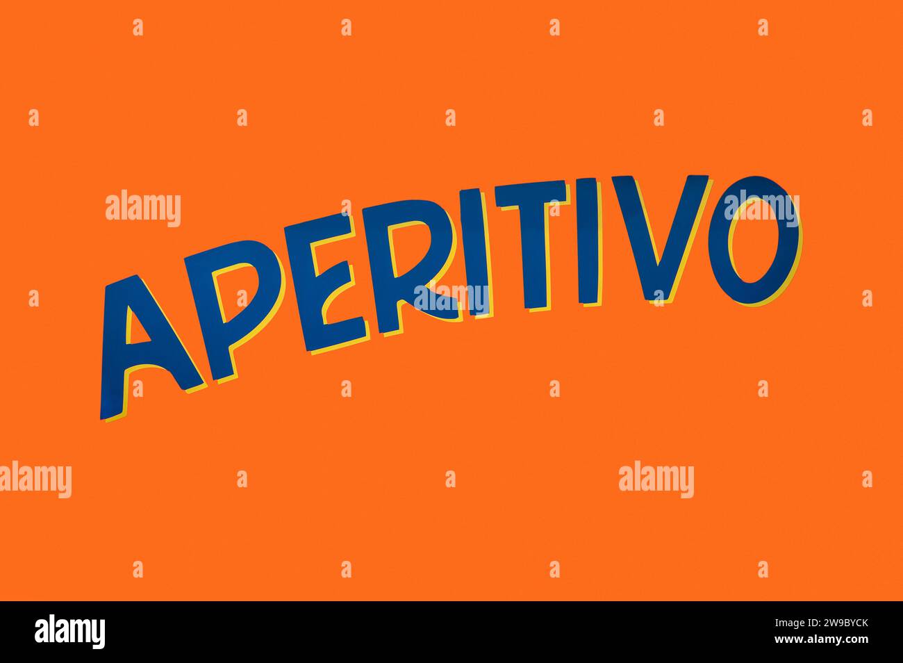 Inscription du mot Aperitivo de couleur bleu marine peinte en lettres majuscules avec une nuance jaune sur fond orange informant la disponibilité du tradi italien Banque D'Images