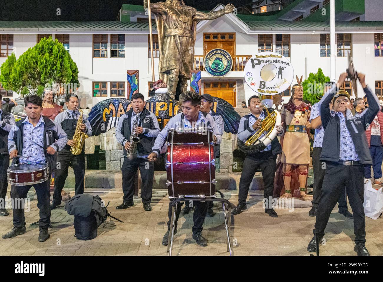 Une procession de cérémonie à Aguas Calientes, Pérou, célébrant l'anniversaire du Machu Picchu déclaré merveille du monde Banque D'Images