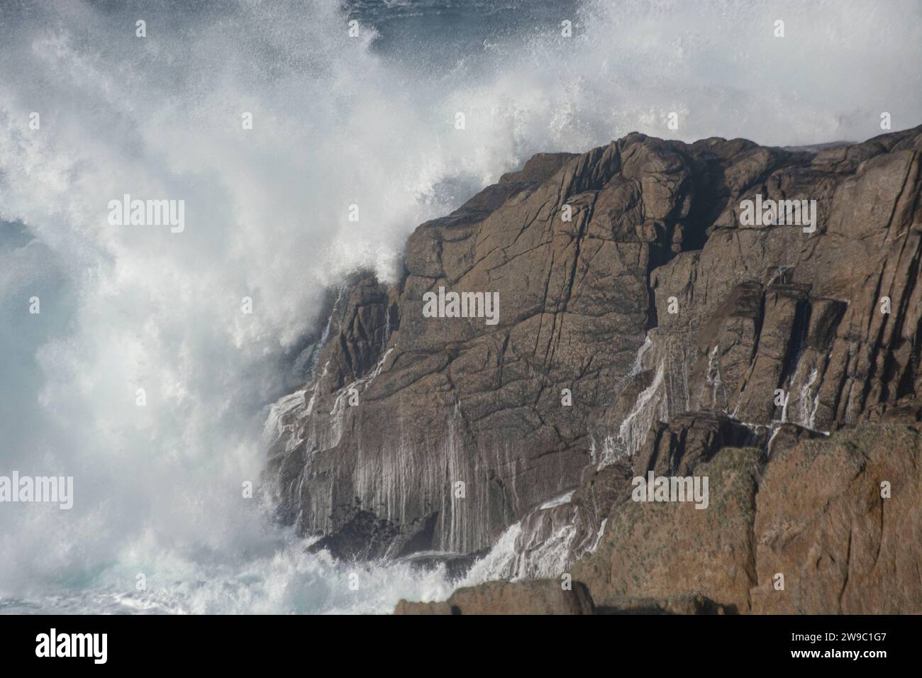 Mächtige Wellen schlagen auf die nördliche Küste der Atlantikinsel Ouessant Banque D'Images