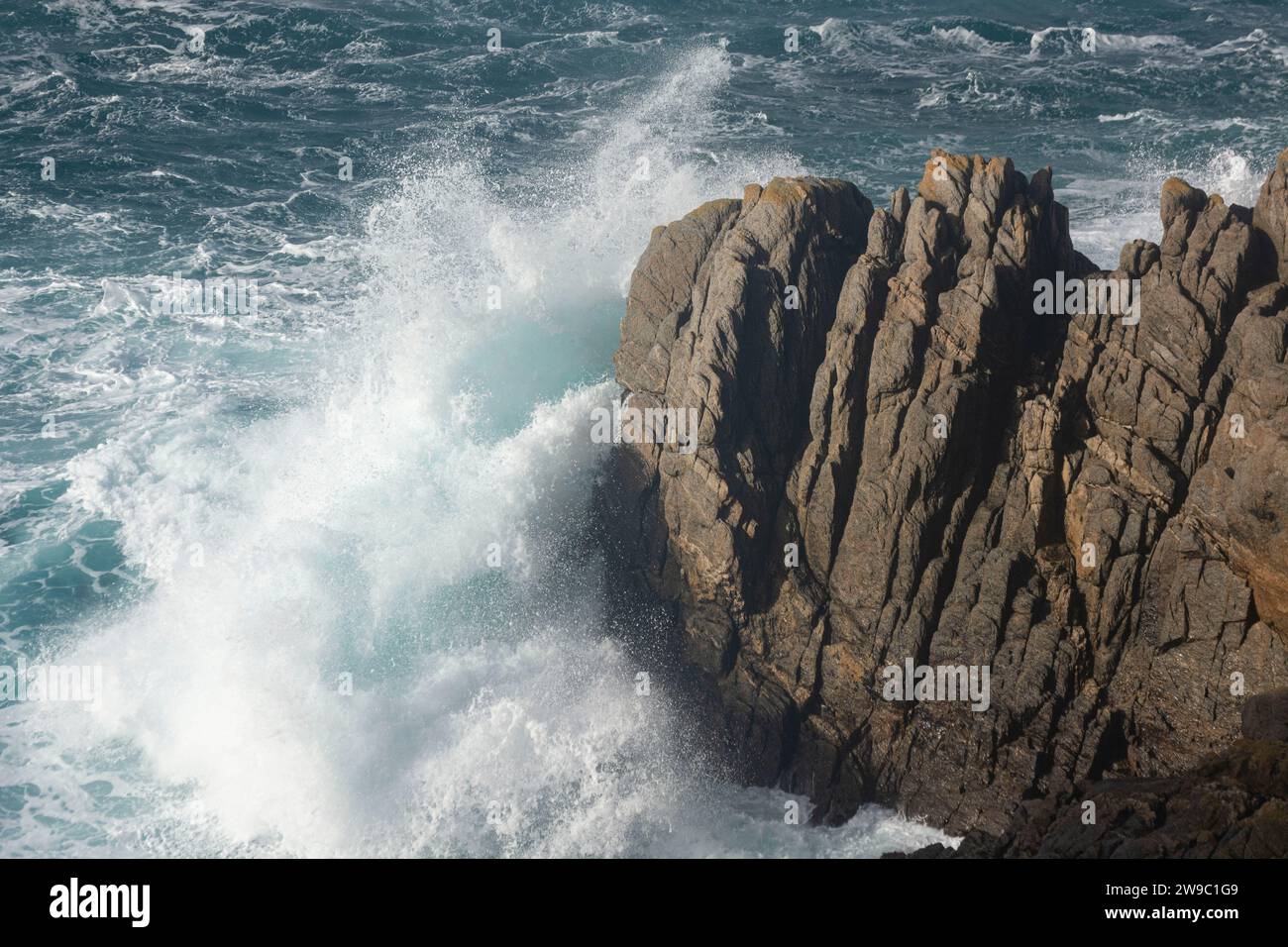 Mächtige Wellen schlagen auf die nördliche Küste der Atlantikinsel Ouessant Banque D'Images