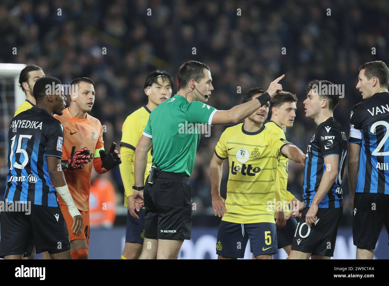 Bruges, Belgique. 26 décembre 2023. Arbitre Jasper Vergote photographié