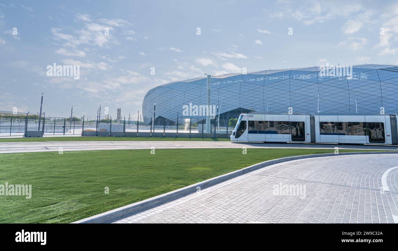 Doha, Qatar - 12 décembre 2023 : Stade de la ville de l'éducation à côté du club d'or de la ville de l'éducation avec accès en tram. Banque D'Images