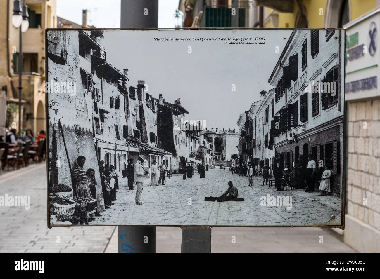 Grado, Italie - 19 novembre 2023 : via Stefania vers le sud (maintenant via Gradenigo) début des années 1900, image historique. Archive de vieilles photos. Banque D'Images