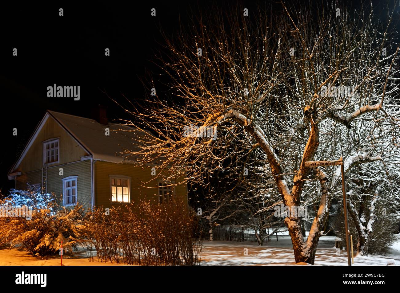 Rue enneigée de la petite ville de Pernio en Finlande la nuit de Noël Banque D'Images