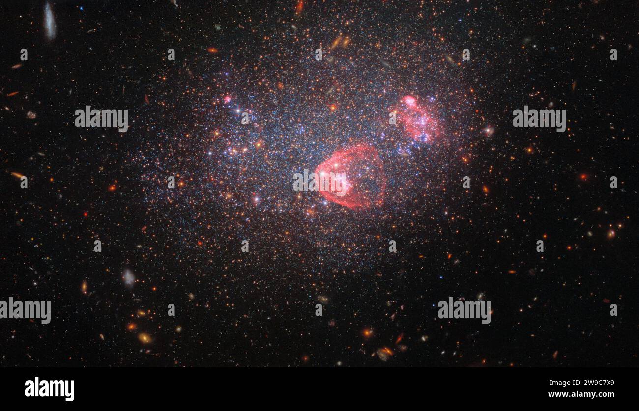 Espace. 20 décembre 2023. Le milliard d'étoiles de la galaxie UGC 8091 ressemble à un globe à neige étincelant dans cette image festive du télescope spatial Hubble de la NASA et de l'ESA (Agence spatiale européenne). La galaxie naine se trouve à environ 7 millions d'années-lumière de la Terre dans la constellation de la Vierge. Elle est considérée comme une ''galaxie irrégulière'' parce qu'elle n'a pas une forme de spirale ordonnée ou elliptique. Au lieu de cela, les étoiles qui composent ce rassemblement céleste ressemblent plus à un enchevêtrement brillant de guirlandes lumineuses qu'à une galaxie. (Image de crédit : © NASA/Hubble/ZUMA Press Wire) USAGE ÉDITORIAL SEULEMENT! Pas pour Comm Banque D'Images
