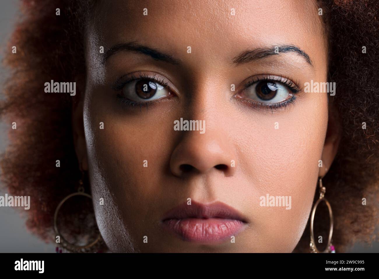 Le regard concentré de la femme transmet la détermination, complétée par des tons subtils et terreux Banque D'Images