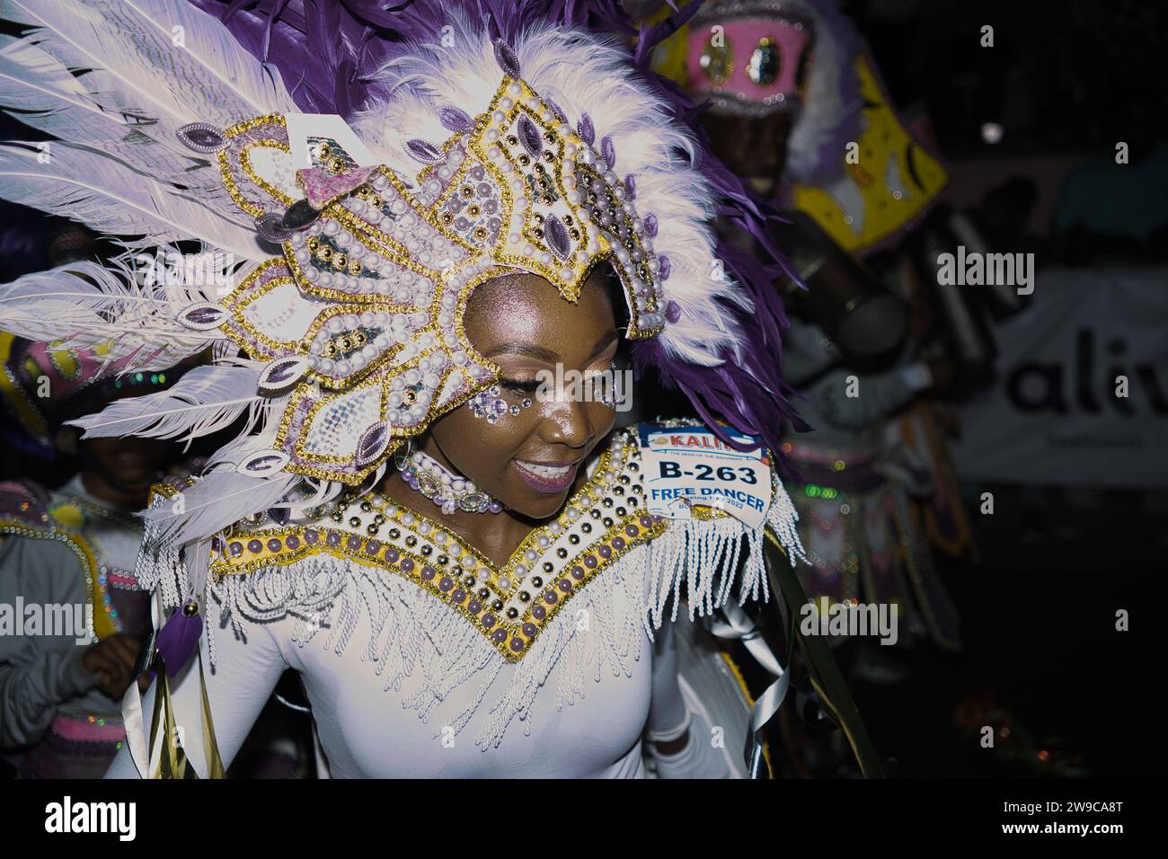 Le lendemain de Noël Junkanoo Street parade aux Bahamas où les hommes et les femmes s'habillent en costumes colorés. Banque D'Images