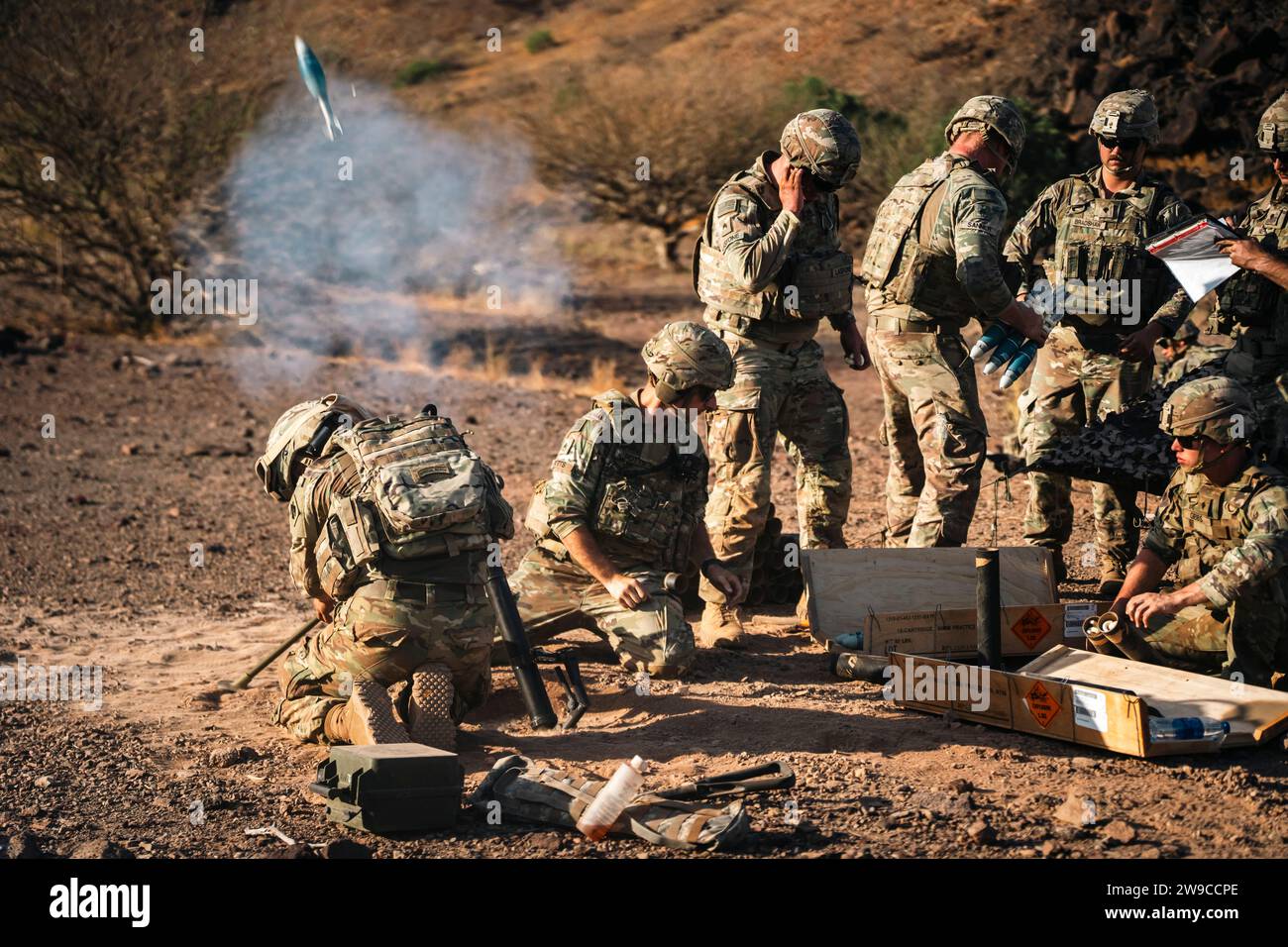 Des soldats de l'armée américaine de diverses compagnies affectées à la Task Force Tomahawk, en soutien à la Force opérationnelle interarmées combinée-Corne de l'Afrique (CJTF-HOA), et des forces françaises affectées au 5e Overseas Interarms Regiment (RIAOM) participent à un exercice de tir réel de mortier conjoint à Djibouti, le 25 août 2023. L’exercice conjoint de tir réel a permis aux États-Unis d’établir une coopération régionale avec leurs alliés afin de travailler ensemble et d’améliorer la force de combat de chaque nation. (Photo de l'US Air Force Sgt. Jake Buck) Banque D'Images