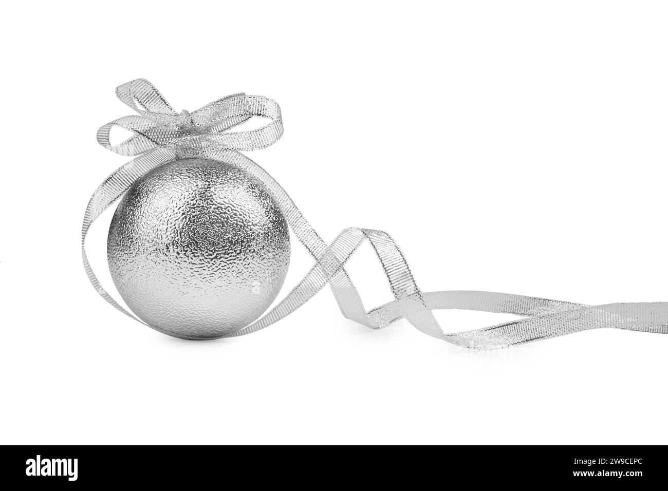 Magnifique boule de Noël argentée avec ruban isolé sur blanc Banque D'Images