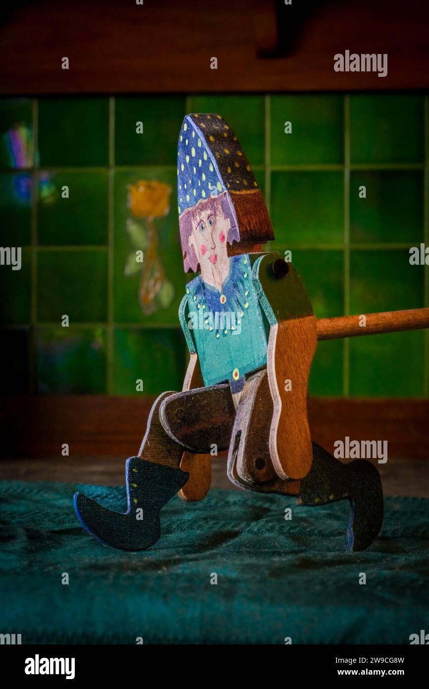 Jouet de clown dansant, limberjack, instrument de percussion d'homme dansant traditionnel. Banque D'Images