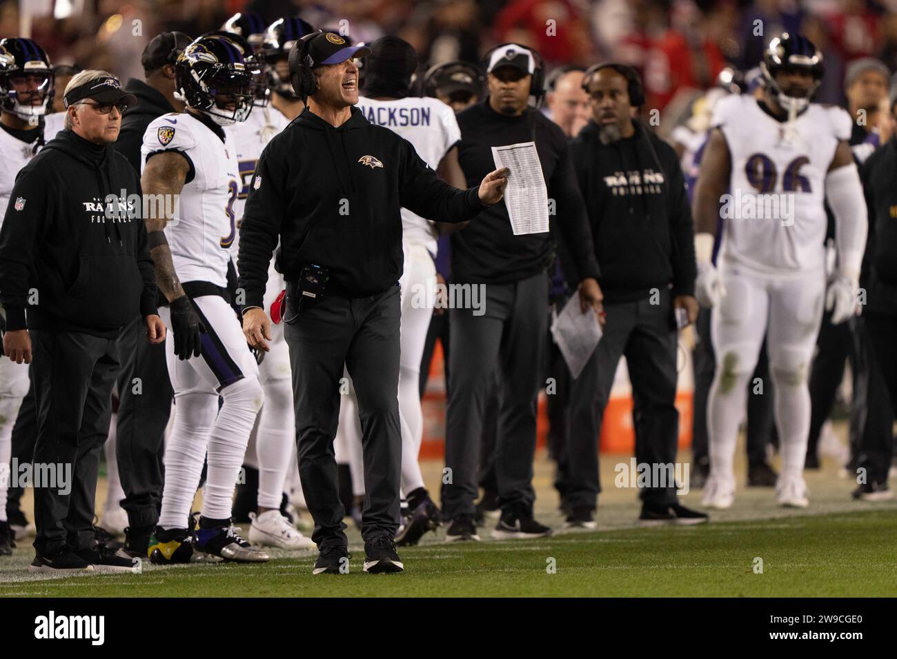 25 décembre 2023 ; Santa Clara, CALIFORNIE, États-Unis ; L’entraîneur-chef des Ravens de Baltimore, John Harbaugh, réagit au troisième quart-temps contre les 49ers de San Francisco au Levi’s Stadium. (Stan Szeto/image du sport) Banque D'Images