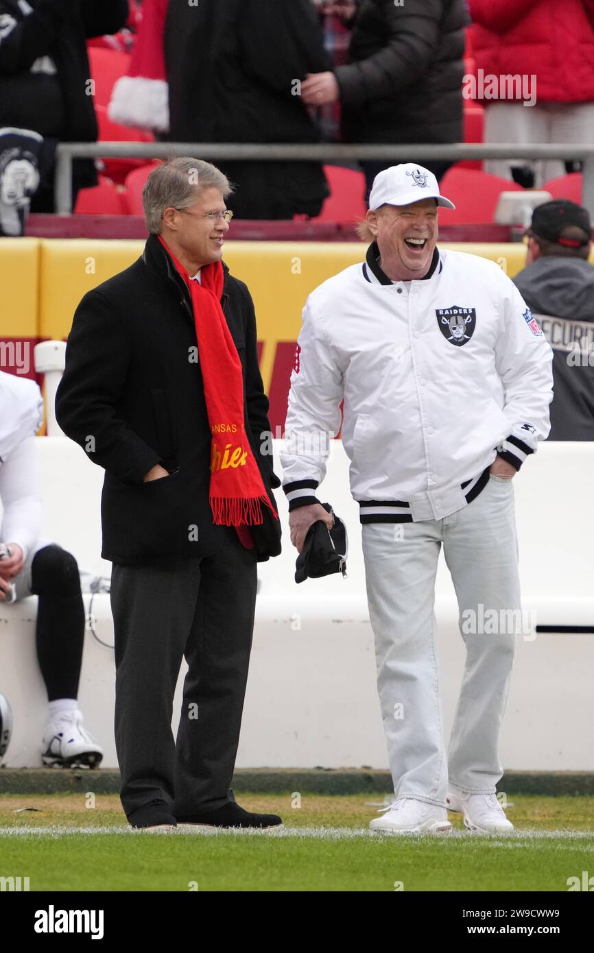 Clark Hunt, propriétaire des Kansas City Chiefs (à gauche) et Mark Davis, propriétaire des Las Vegas Raiders, lors d'un match de football de la NFL, lundi 25 décembre 2023, à Kansas City, Mo. Les Raiders ont battu les Chiefs 20-14. Banque D'Images
