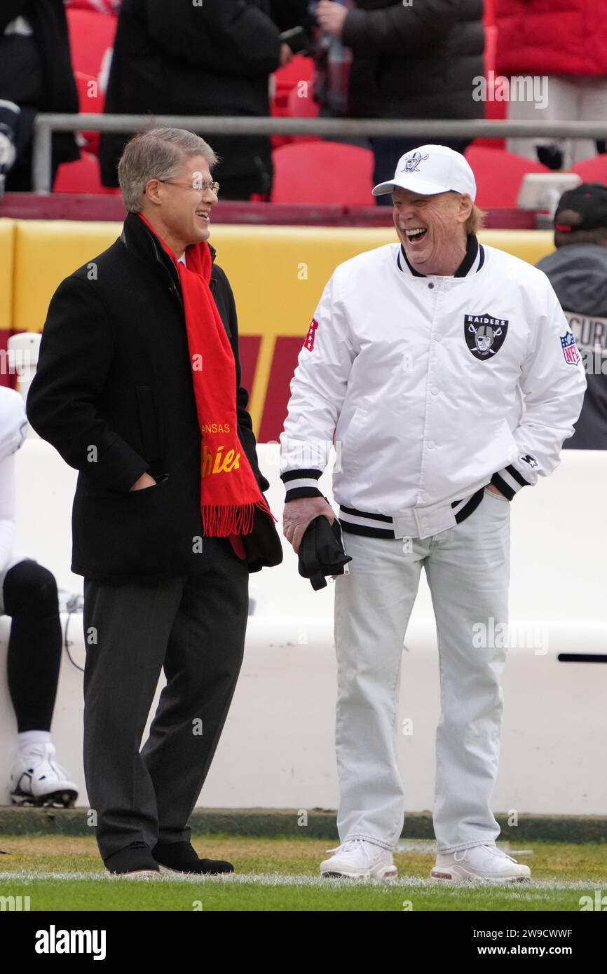Clark Hunt, propriétaire des Kansas City Chiefs (à gauche) et Mark Davis, propriétaire des Las Vegas Raiders, lors d'un match de football de la NFL, lundi 25 décembre 2023, à Kansas City, Mo. Les Raiders ont battu les Chiefs 20-14. Banque D'Images