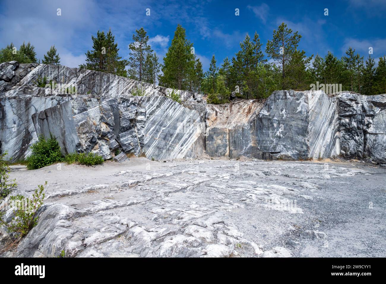 Photo de paysage carélien prise un jour d'été. Ancienne carrière de marbre, République de Carélie, Russie Banque D'Images