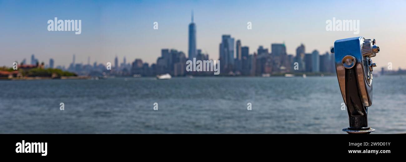 Observatoire avec ses jumelles pour profiter de la Skyline New-yorkaise et des gratte-ciel de Manhattan, ces bâtiments caractérisent la Big Apple. Banque D'Images