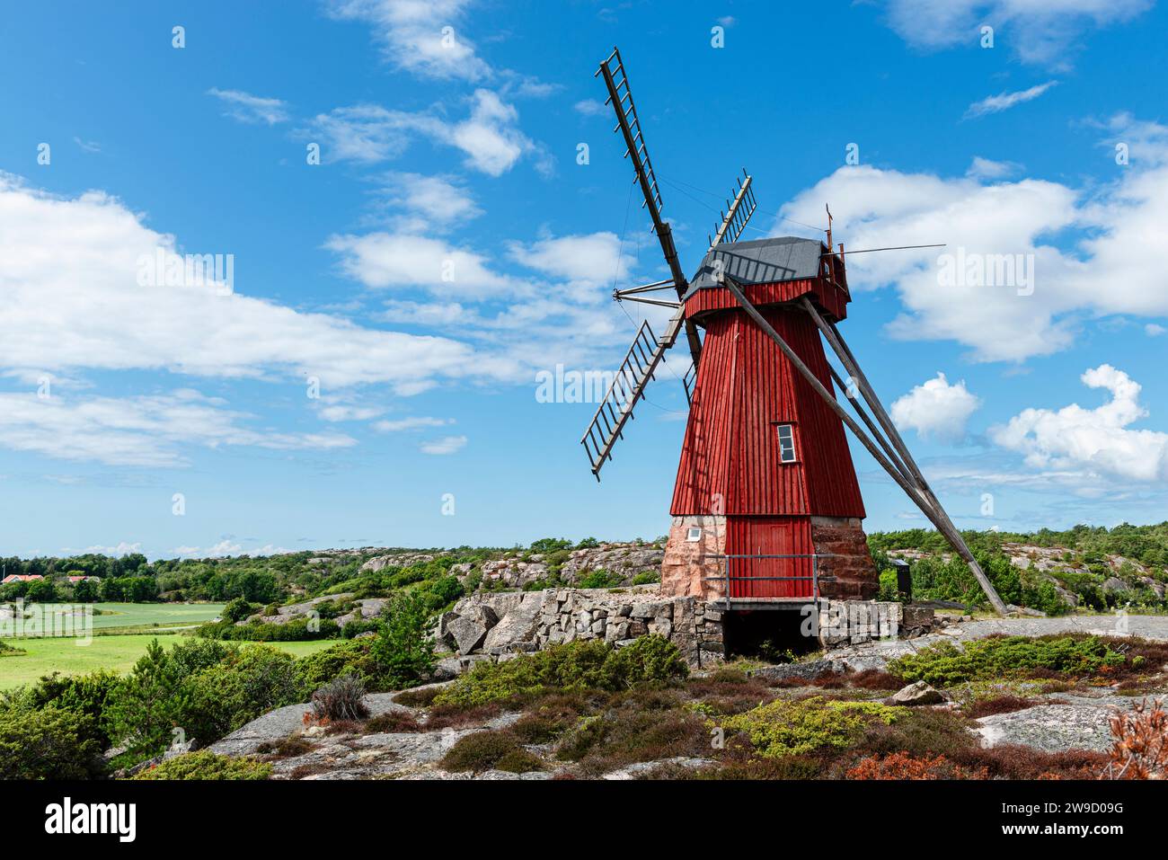 Moulin à vent de Ulseröd avec façade en bois de couleur rouge sur une colline près de Saltvik dans l'archipel de la côte ouest de la Suède, Bohuslän, Tanumshede Banque D'Images