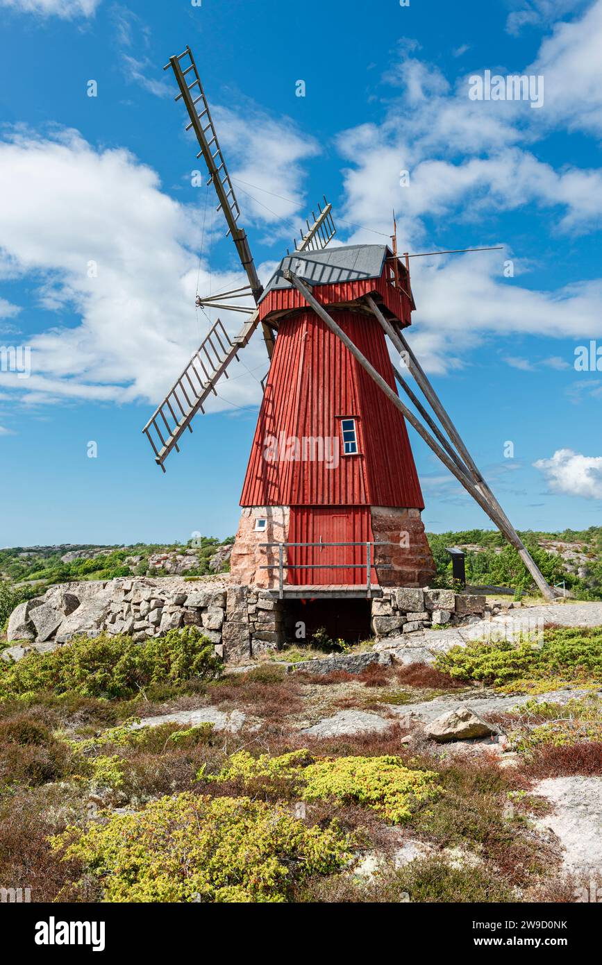 Moulin à vent de Ulseröd avec façade en bois de couleur rouge sur une colline près de Saltvik dans l'archipel de la côte ouest de la Suède, Bohuslän, Tanumshede Banque D'Images