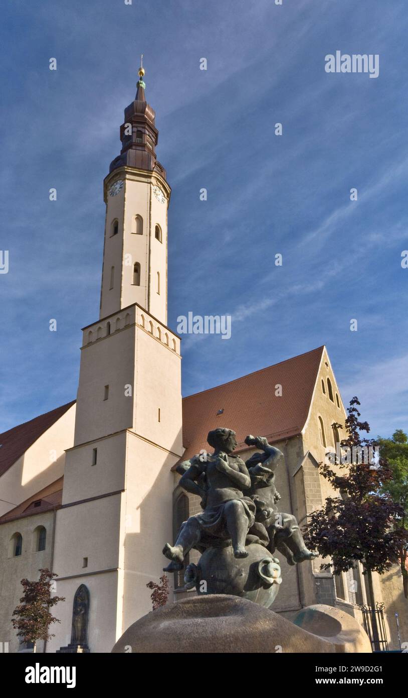 Sculpture à la fontaine à Klosterplatz avec tour de l'église des Frères à l'ancien monastère franciscain, aujourd'hui Musée de la ville à Zittau, Saxe, Allemagne Banque D'Images