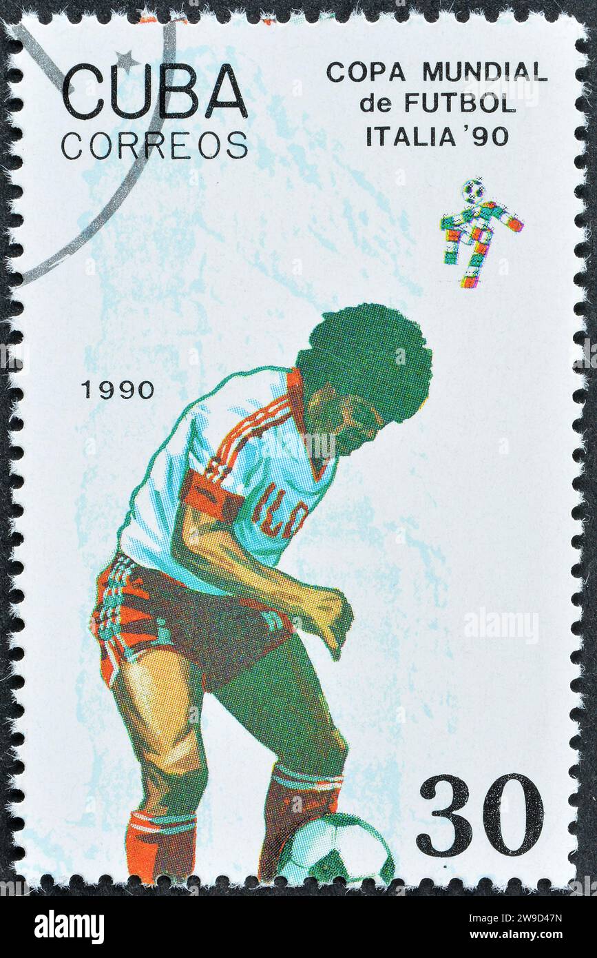 Timbre-poste annulé imprimé par Cuba, qui promeut la coupe du monde en Italie 1990, vers 1990. Banque D'Images