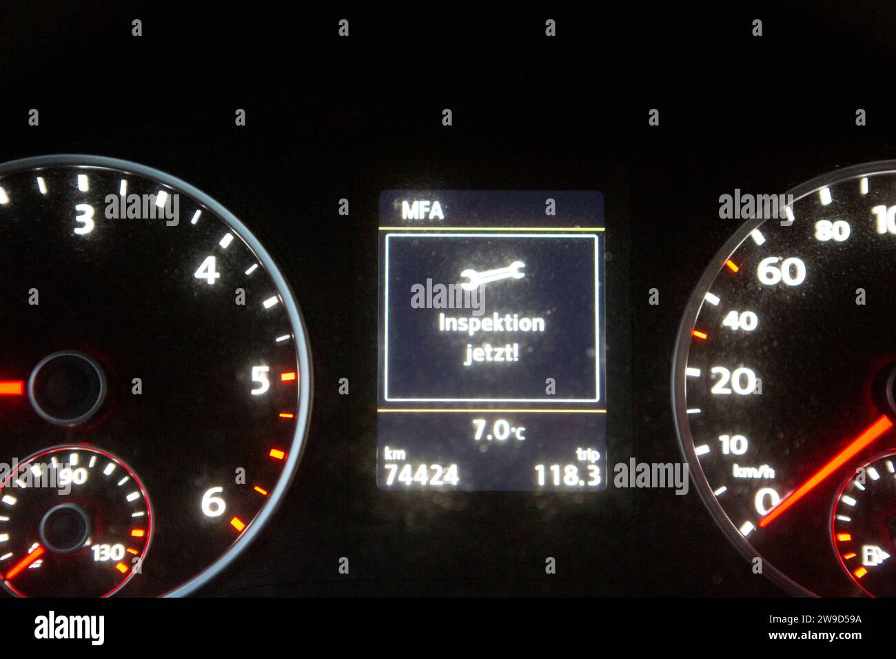 Anzeige 'Inspektion jetzt!' In einem VW Tiguan 4RTWDI im Tacho. Banque D'Images