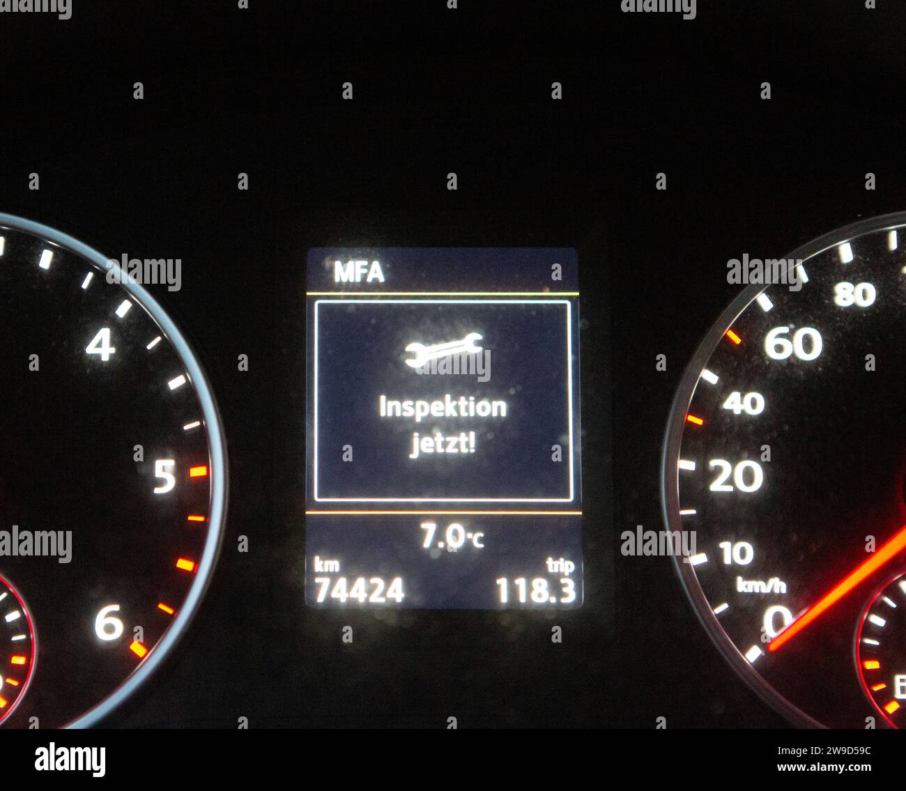 Anzeige 'Inspektion jetzt!' In einem VW Tiguan 4RTWDI im Tacho. Banque D'Images