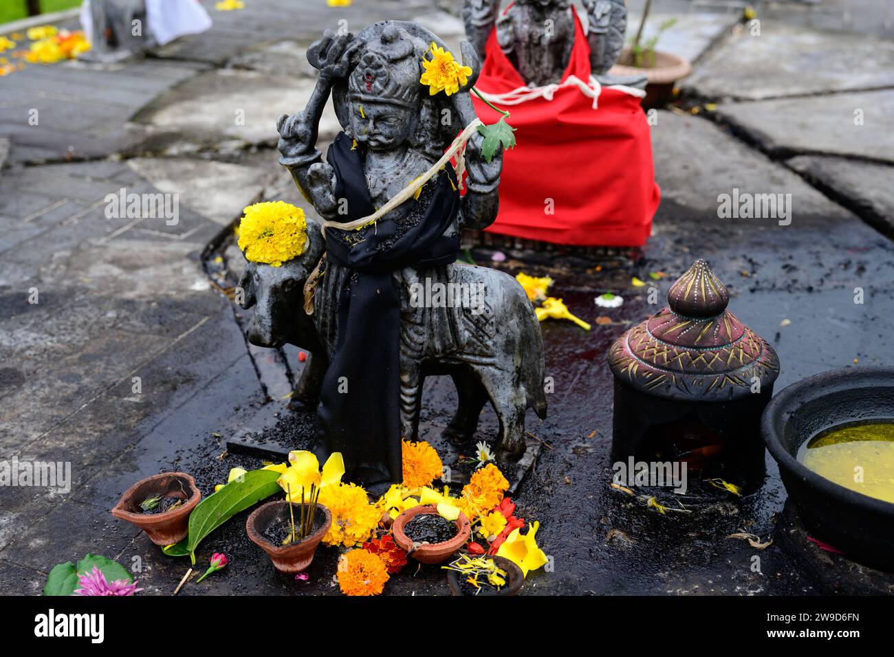Statue de Dieu hindou de Shani Dev à Grand bassin ou Ganga Talao, Maurice avec offrande de fleurs ou sacrifice Banque D'Images