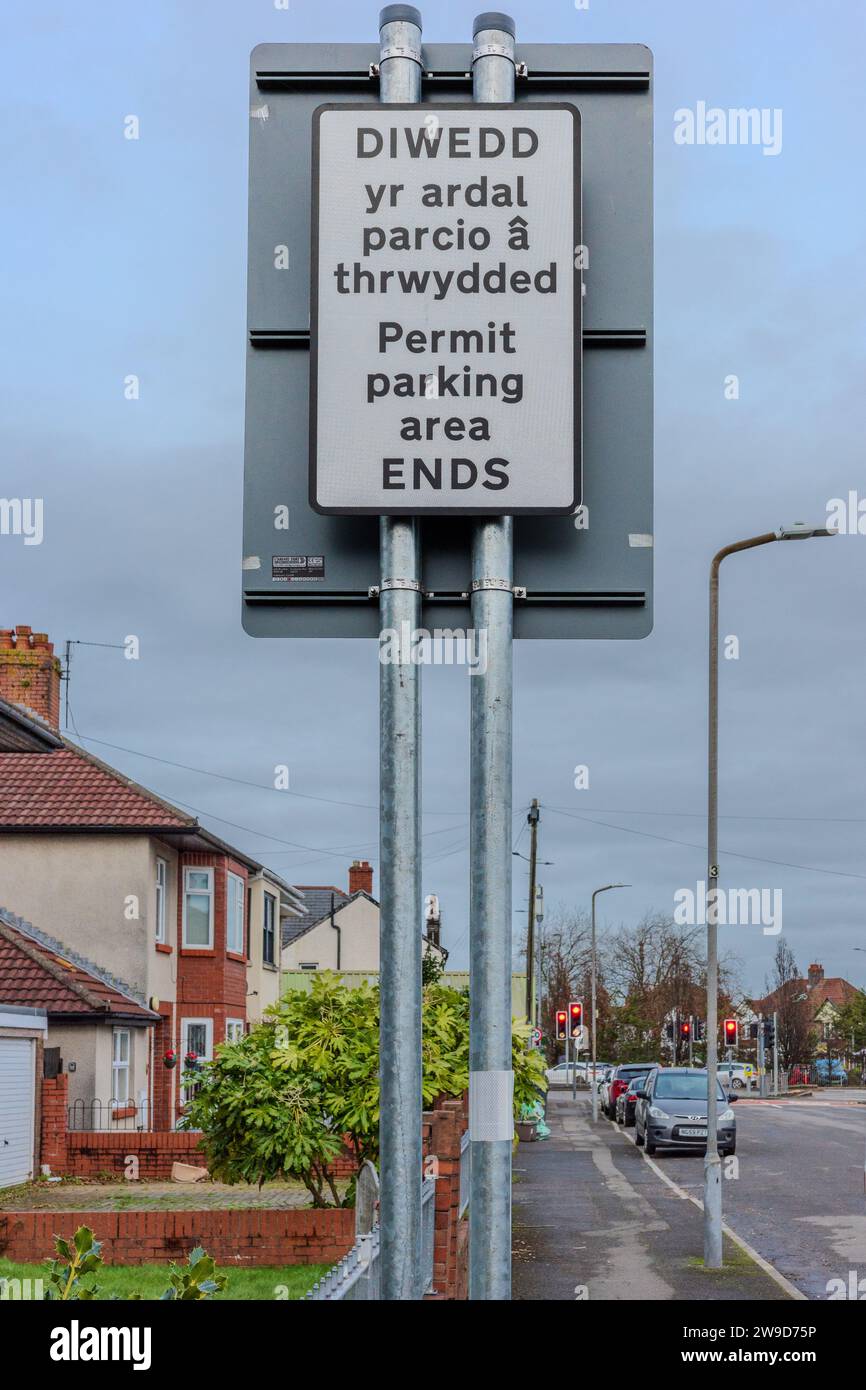 Panneau de restrictions de stationnement en anglais et en gallois, permis de stationnement. Zone de parking. Application. Urbain. Résident de banlieue. Concept. Juridique Banque D'Images