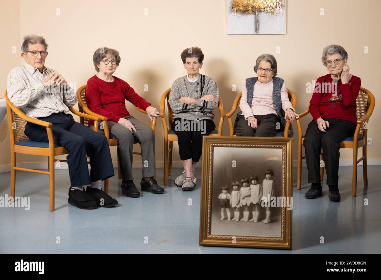 © PHOTOPQR/LE PARISIEN/le parisien/Arnaud Journois ; LAVAU ; 26/12/2023 ; SOCIETE, rencontre avec la fraternité toute/selon le livre Guinness des records la famille toute est la plus vieille fratrie du monde avec un âge combiné de 496 ans et 14 jours/la fraternité unie pour une photo à la maison de retraite Orpea - la Puisaye à Lavau/de gauche à droite : Philippe (né le 17 octobre 1927), Christiane (née le 3 juin 1926), Mireille (née le 20 décembre 1924), Ginette (née le 3 juillet 1923), Paulette (née le 3 février 1921) /PHOTO LE PARISIEN/ARNAUD JOURNOIS Lavau, France, décembre 26 Banque D'Images