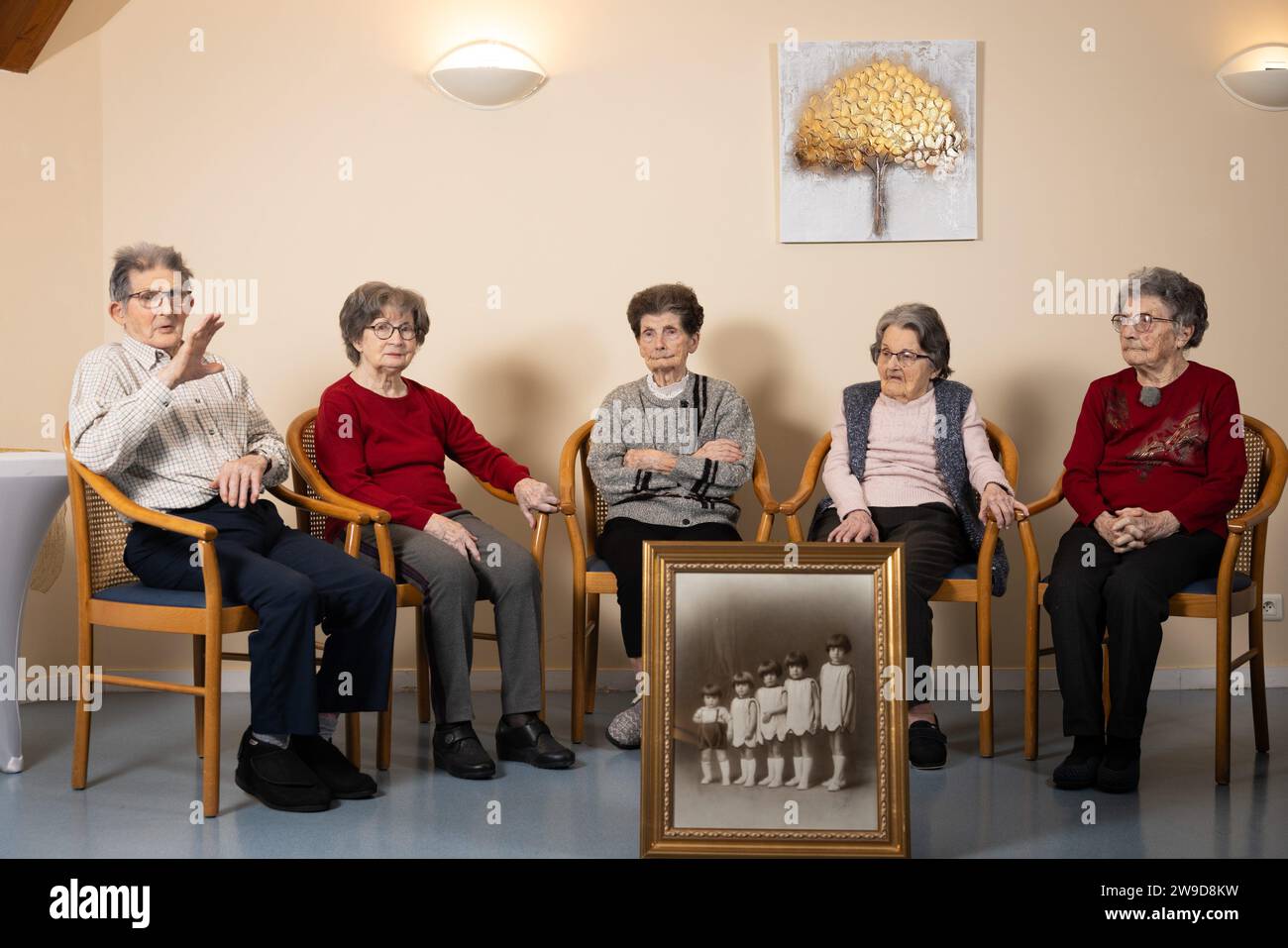 © PHOTOPQR/LE PARISIEN/le parisien/Arnaud Journois ; LAVAU ; 26/12/2023 ; SOCIETE, rencontre avec la fraternité toute/selon le livre Guinness des records la famille toute est la plus vieille fratrie du monde avec un âge combiné de 496 ans et 14 jours/la fraternité unie pour une photo à la maison de retraite Orpea - la Puisaye à Lavau/de gauche à droite : Philippe (né le 17 octobre 1927), Christiane (née le 3 juin 1926), Mireille (née le 20 décembre 1924), Ginette (née le 3 juillet 1923), Paulette (née le 3 février 1921) /PHOTO LE PARISIEN/ARNAUD JOURNOIS Lavau, France, décembre 26 Banque D'Images