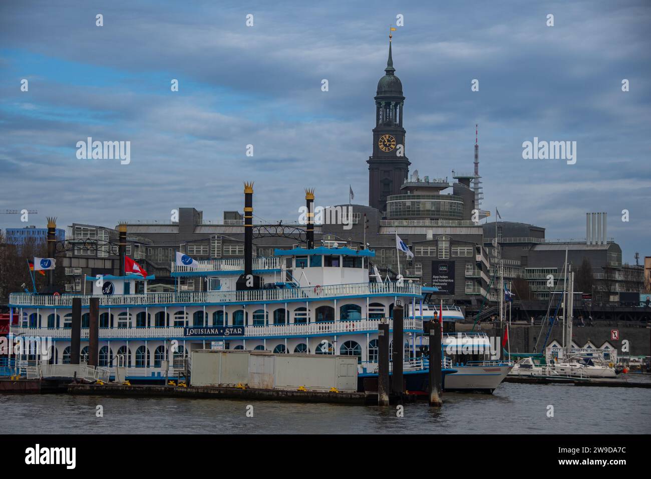 Hambourg, Allemagne 18 mars 2023, le bateau à aubes 'Louisiana Star' dans le port de Hambourg en face de l'église principale de St. Michaelis Banque D'Images