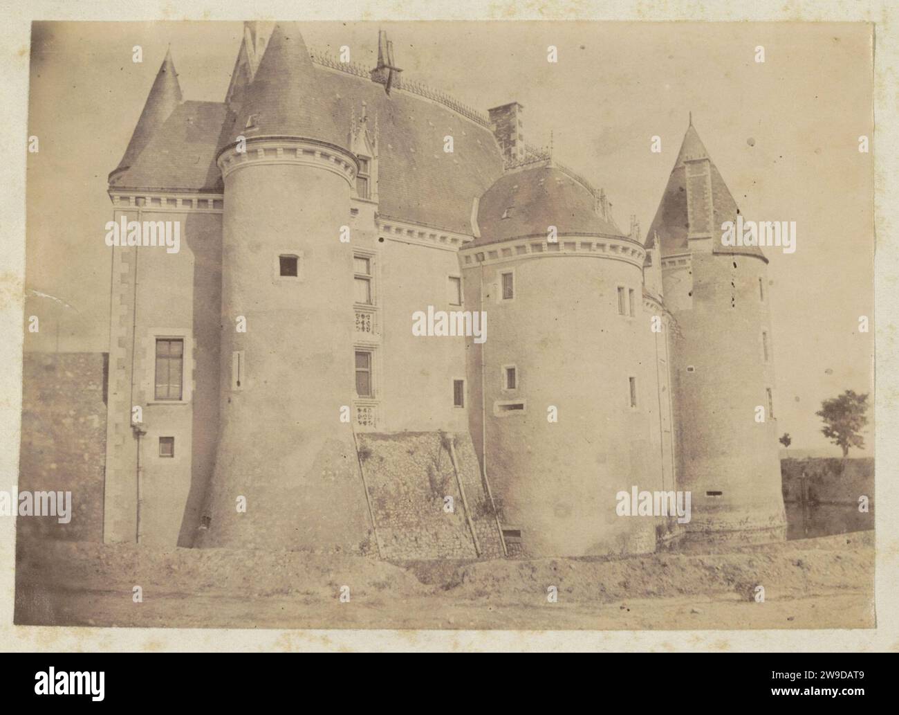 Extérieur d'un château en France, Anonyme, 1885 photographie partie de l'album d'un photographe amateur français avec des enregistrements de famille, de soldats, d'industrie, de paysages et de sites en France. France support photographique albumen print château France Banque D'Images