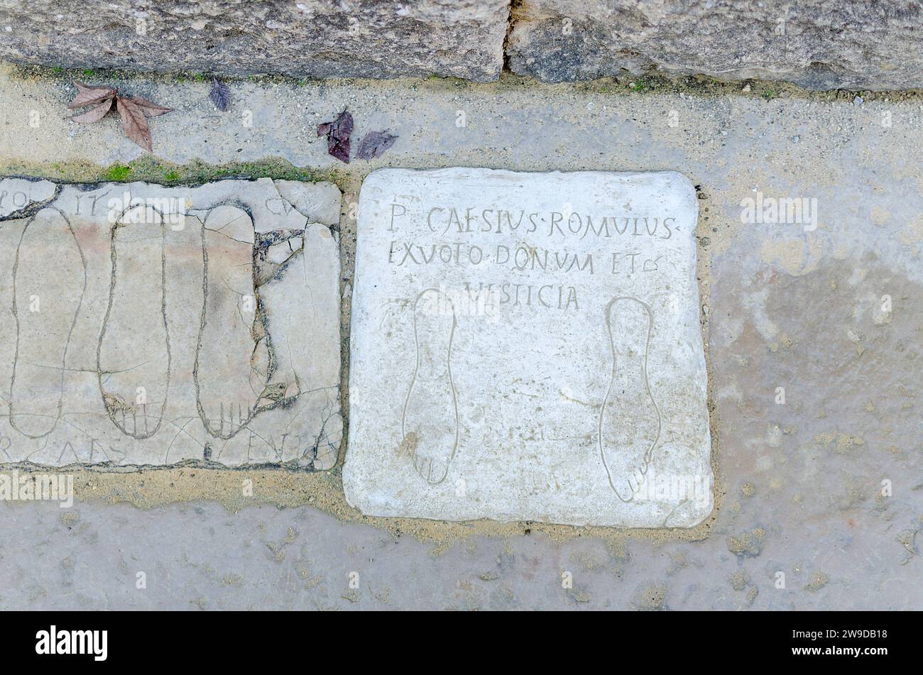 Santiponce, Séville, Espagne ; 26 décembre 2023 : tablette votive sur le sol dans la ville romaine d'Italica. Banque D'Images