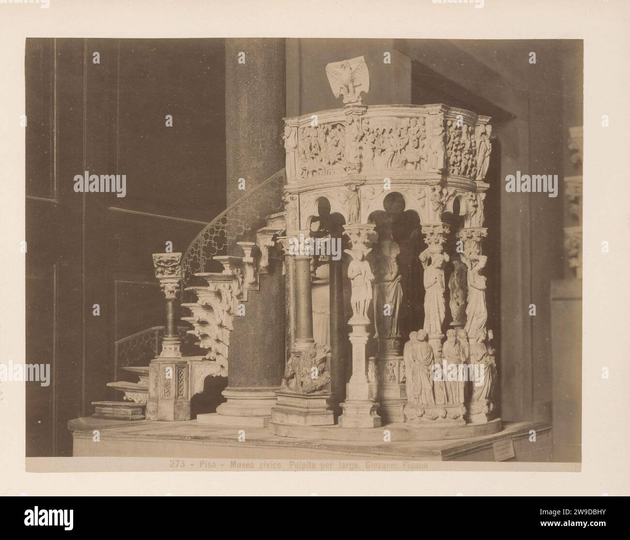 Porte de Kansel Giovanni Pisano in Het Civic Museum te Pisa, Italië, Giacomo Brogi (ACTRUTED TO), d'après Giovanni Pisano, 1860 - 1881 photographie cette photo fait partie d'un album. Pupitre d'impression d'albumine de papier de Pise, ambo, choeur Musée civique Banque D'Images