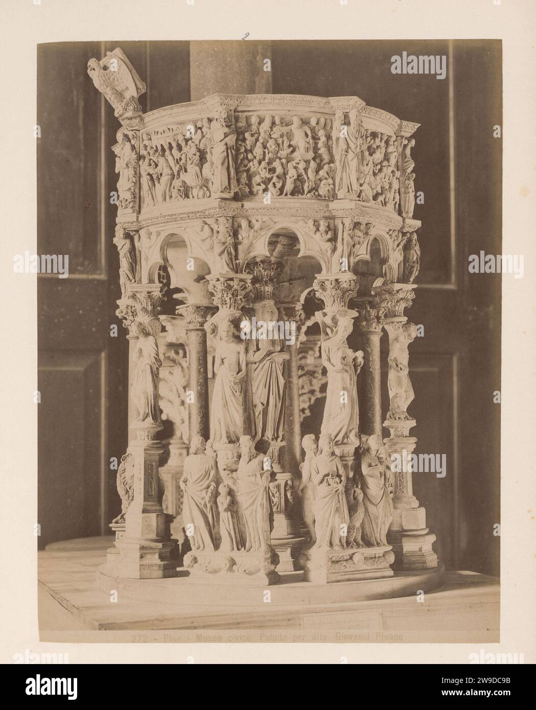 Porte de Kansel Giovanni Pisano in Het Civic Museum te Pisa, Italië, Giacomo Brogi (ACTRUTED TO), d'après Giovanni Pisano, 1860 - 1881 photographie cette photo fait partie d'un album. Pupitre d'impression d'albumine de papier de Pise, ambo, choeur Musée civique Banque D'Images