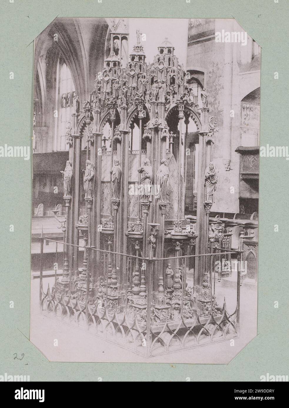 Sebaldusgraf in de Sint -Sebalduskerk, Neurenberg, Anonyme, 1890 - 1900 Photomécanique tirage ce tirage fait partie d'un album. Nuremberg Collotype de papier tombeau-bâtiment, tombe monumentale. Intérieur de l'église Nuremberg Banque D'Images
