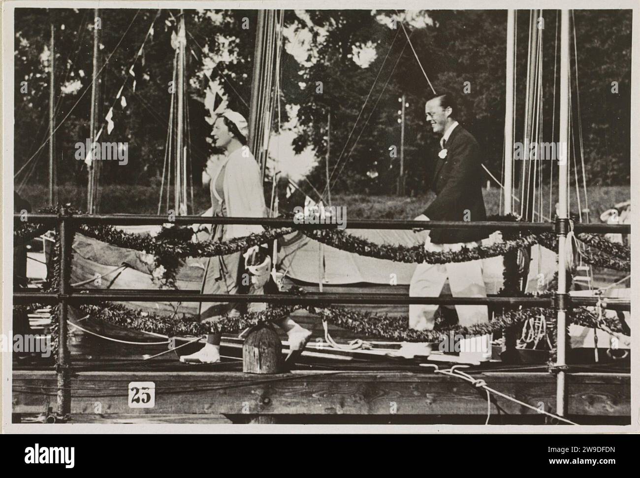 Visite de Juliana, reine des pays-Bas, et Bernhard van Lippe-Biesterfeld au Prinsenjacht HR. Mme 'Piet hein' à Muiden le 28 août 1937, 1937 photographie Netherlandspublisher : Amsterdam support photographique autres Banque D'Images