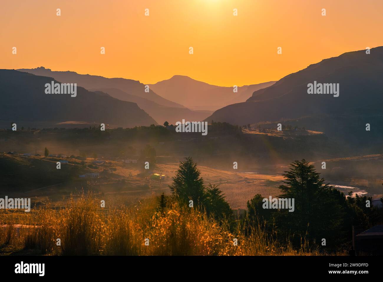 Lumière dorée au coucher du soleil sur les montagnes dans le Lesotho rural Banque D'Images