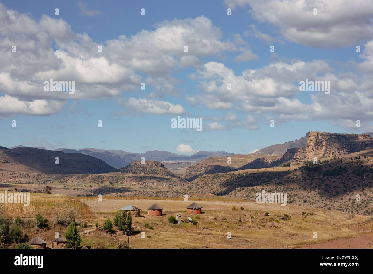 Cabanes sur une plaine herbeuse dans le pays montagneux du Lesotho Banque D'Images