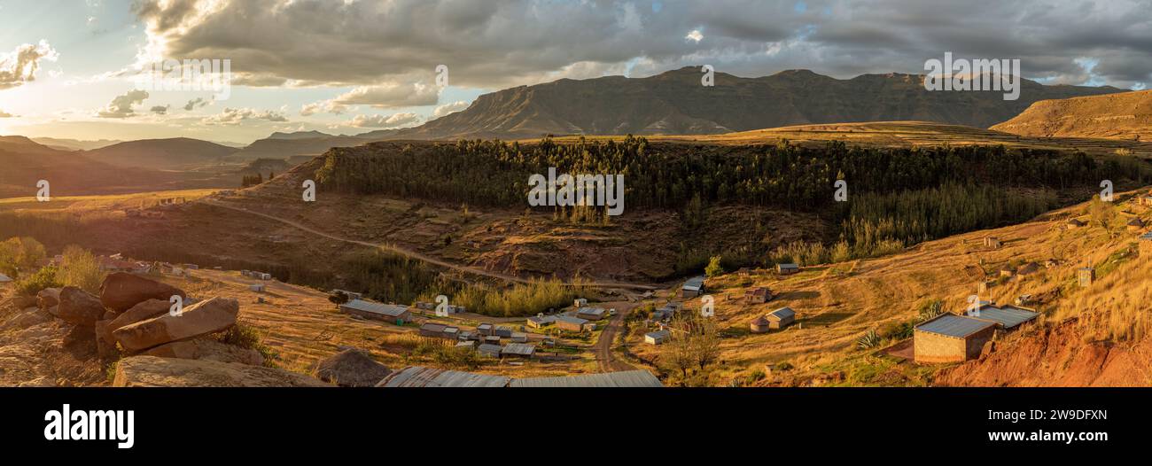 Panorama du village de Daliwe dans les montagnes du Lesotho à l'heure d'or, Afrique Banque D'Images