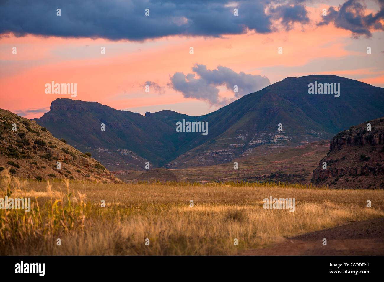 Coucher de soleil de montagne avec un ciel rose à Daliwe, Lesotho Banque D'Images