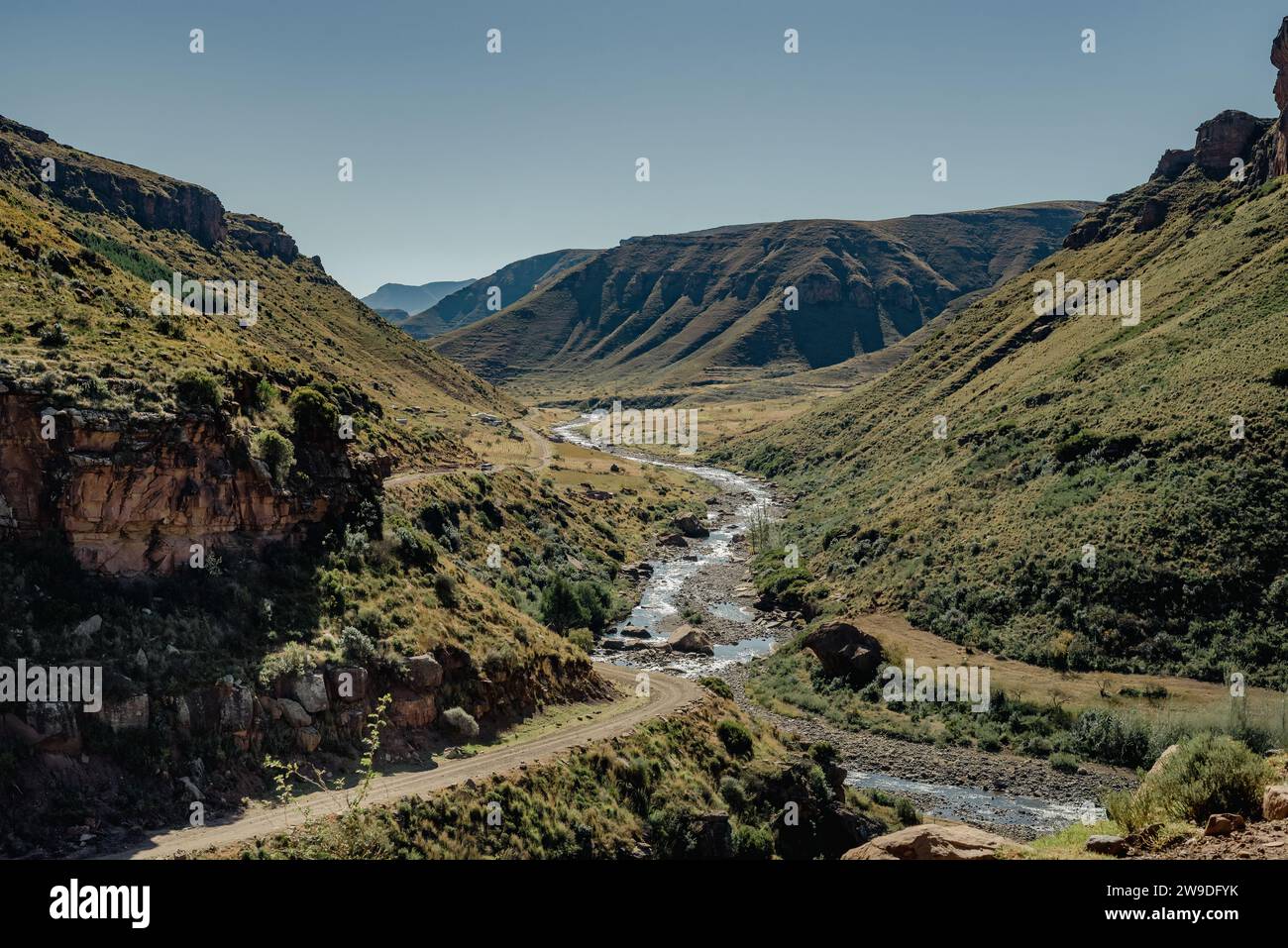 Une rivière serpente à travers les montagnes verdoyantes du royaume africain du Lesotho Banque D'Images
