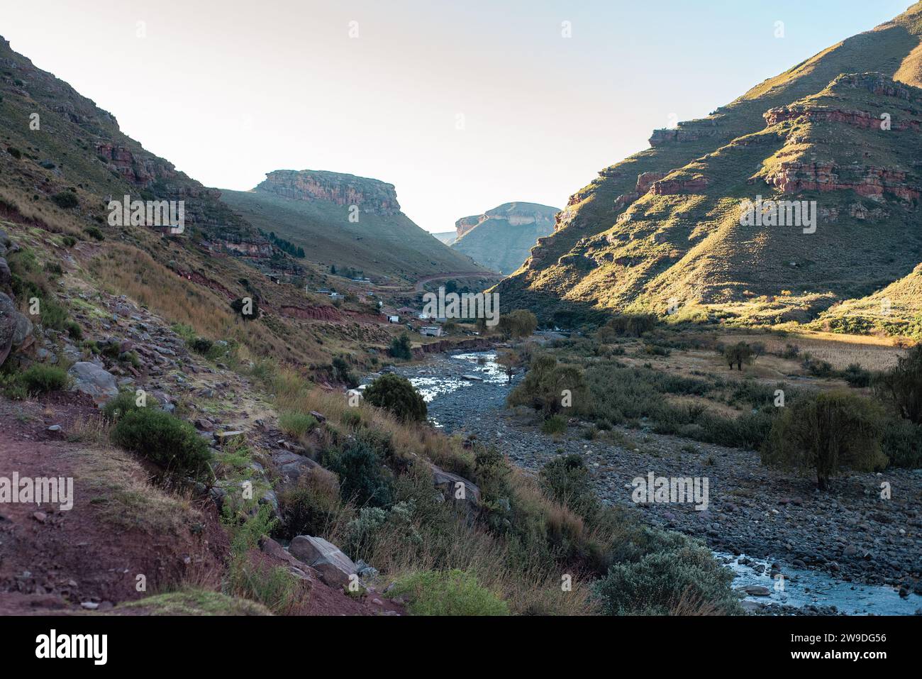Un ruisseau à travers les montagnes dans une partie isolée du Lesotho Banque D'Images