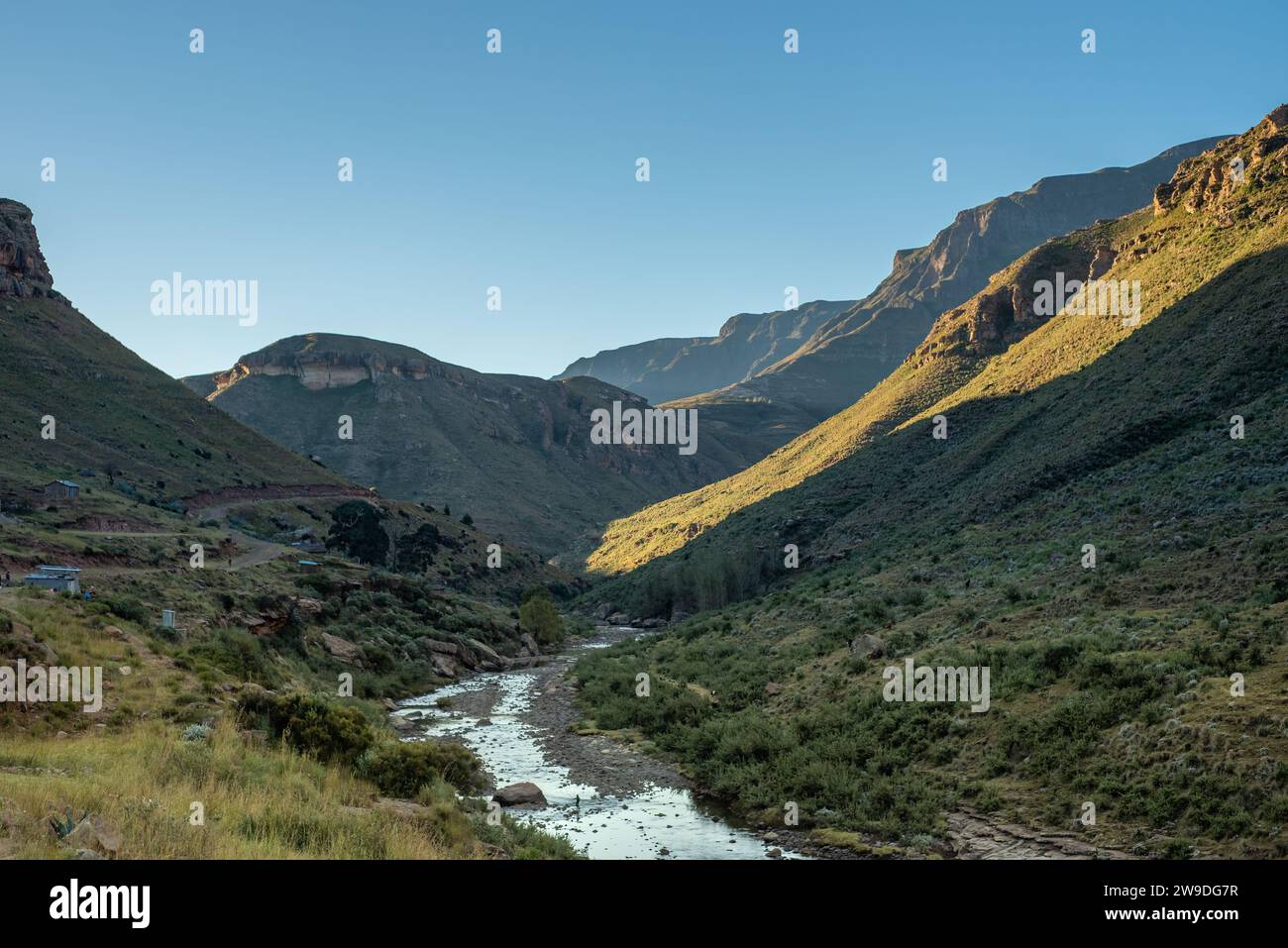 Une rivière serpente à travers les montagnes verdoyantes dans une partie reculée du Lesotho Banque D'Images