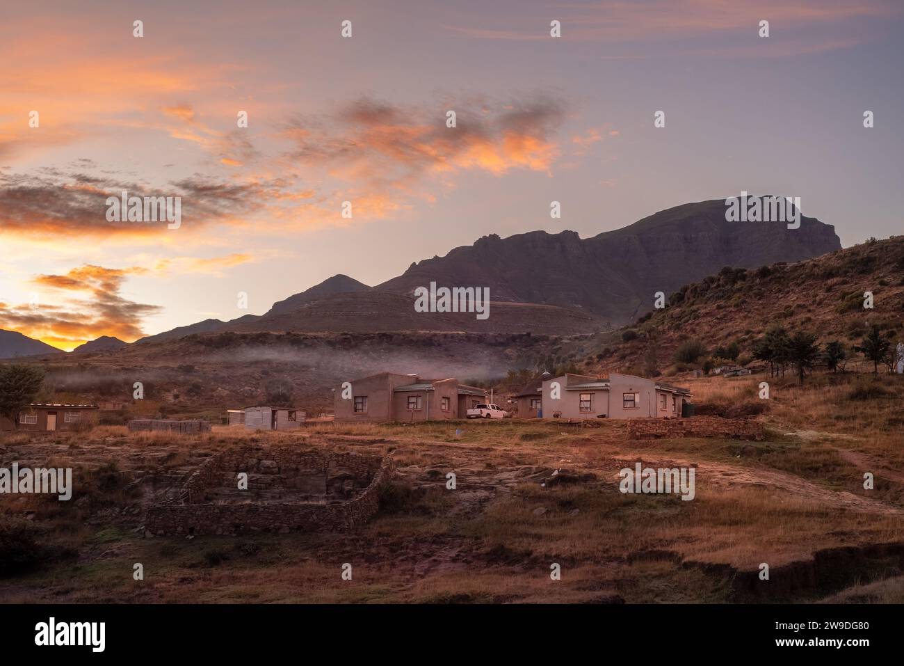 Lever de soleil à Daliwe, un village isolé au cœur des montagnes du Lesotho Banque D'Images
